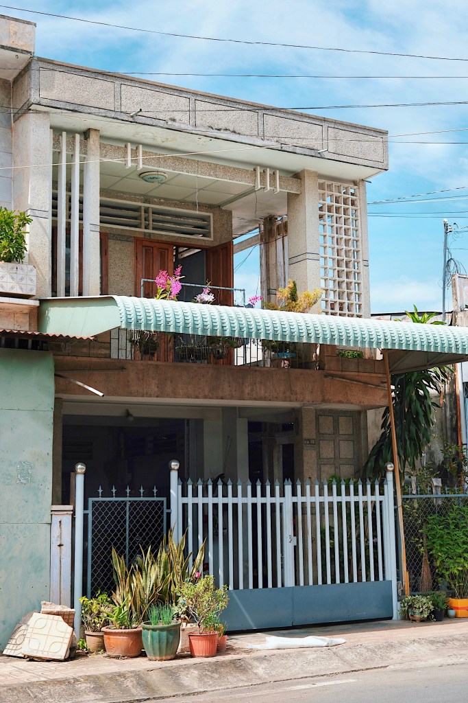 A villa in Tan Chau with geometric modernist elements like double-wall balconies and both grid and line brise-soleils. Simple and clean architecture.