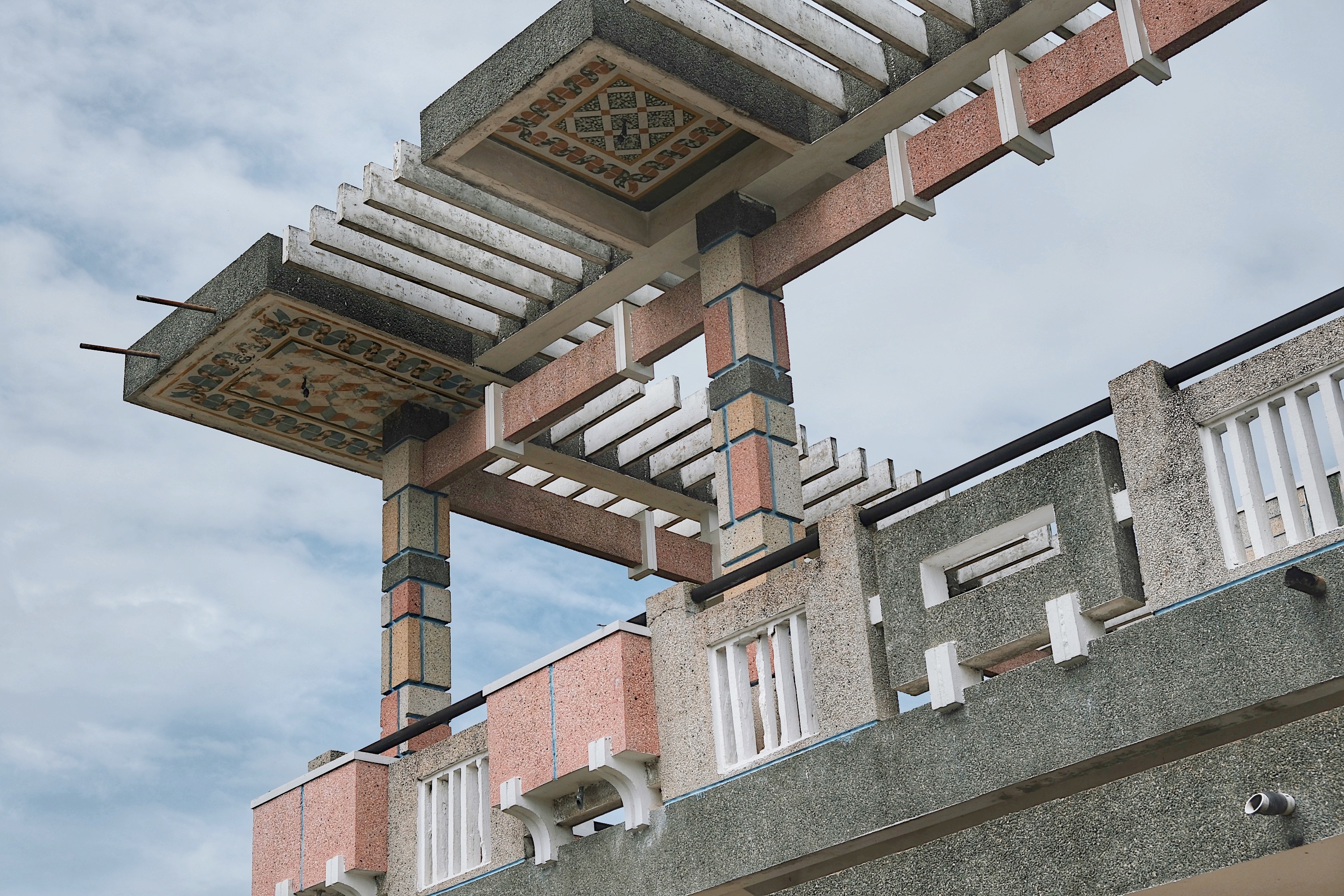 Modernist villas in Vinh Long, Vietnam, with cantilevered concrete structures, large terraces, and decorative pergolas for sun protection.
