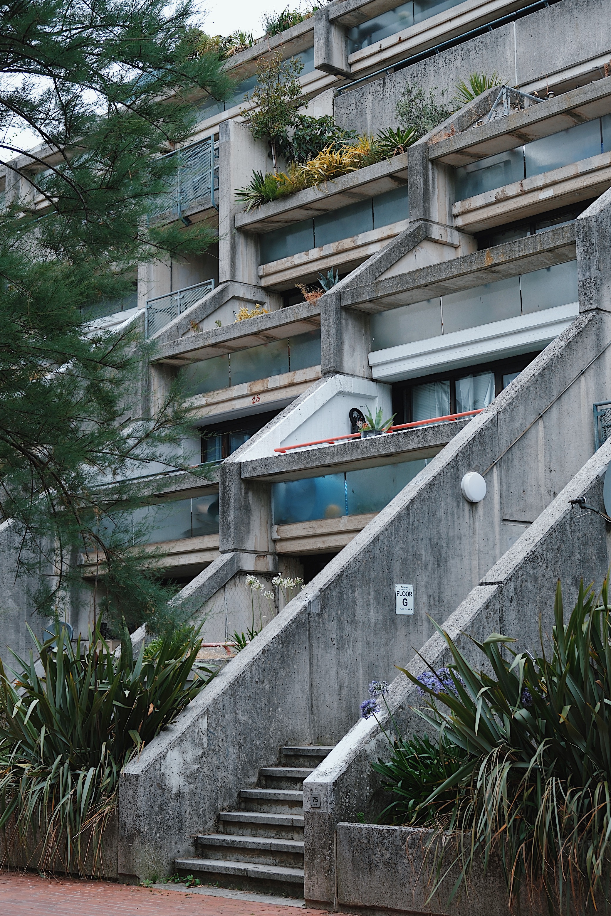 Alexandra Road Estate, London
A housing estate in London designed with brutalist architectural principles, featuring tiered layouts and raw concrete details.