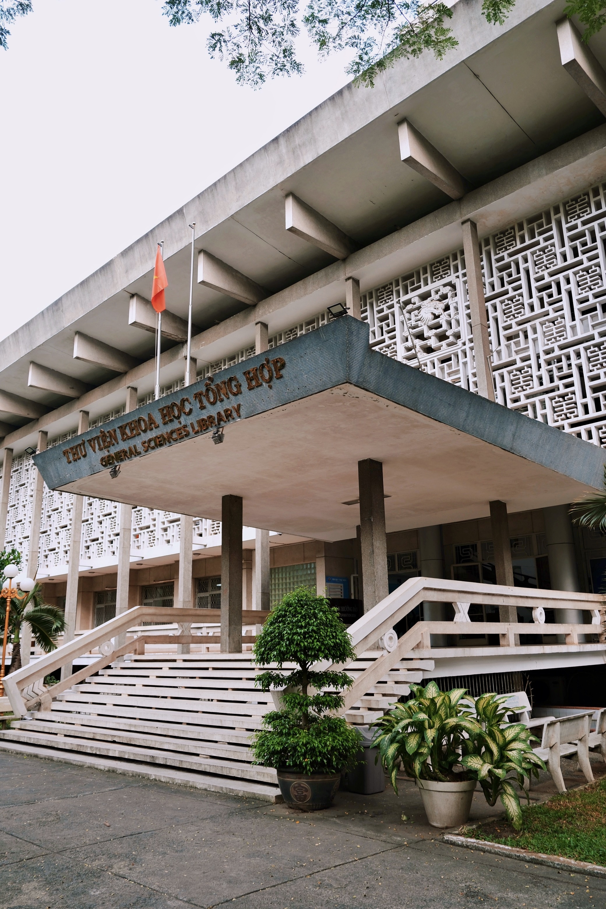 Oblique view of the General Sciences Library’s deep roof overhang and structural concrete beams—a classic feature of climate-adapted tropical modernist architecture.


